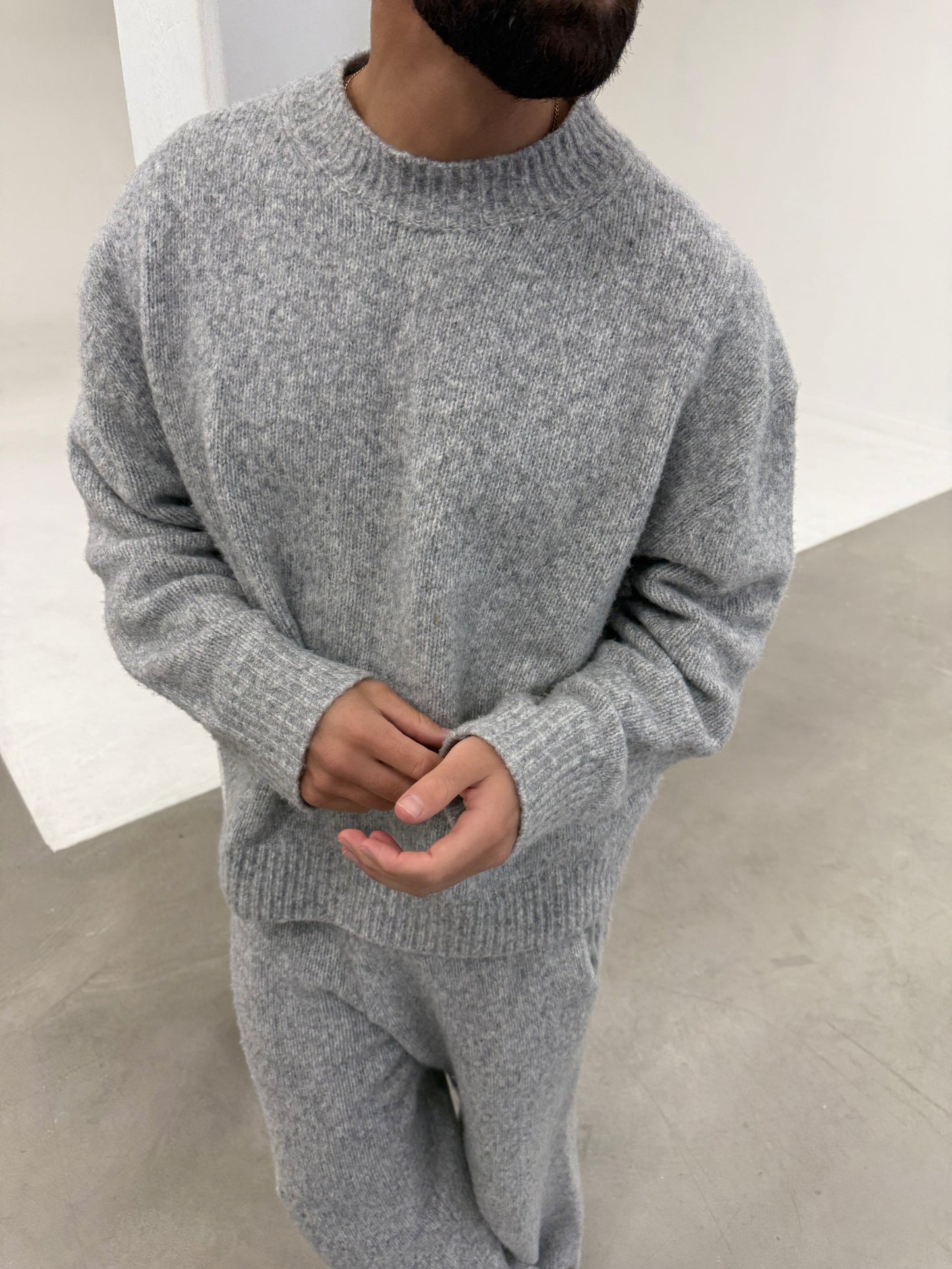 Jersey de punto acogedor en gris melane