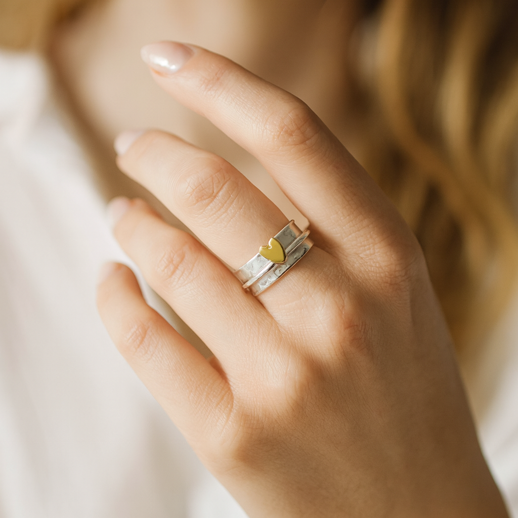 Anillo de plata con un corazón dorado de estilo vintage