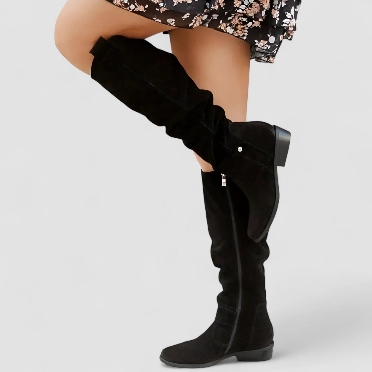Esther Botas largas de estilo western
