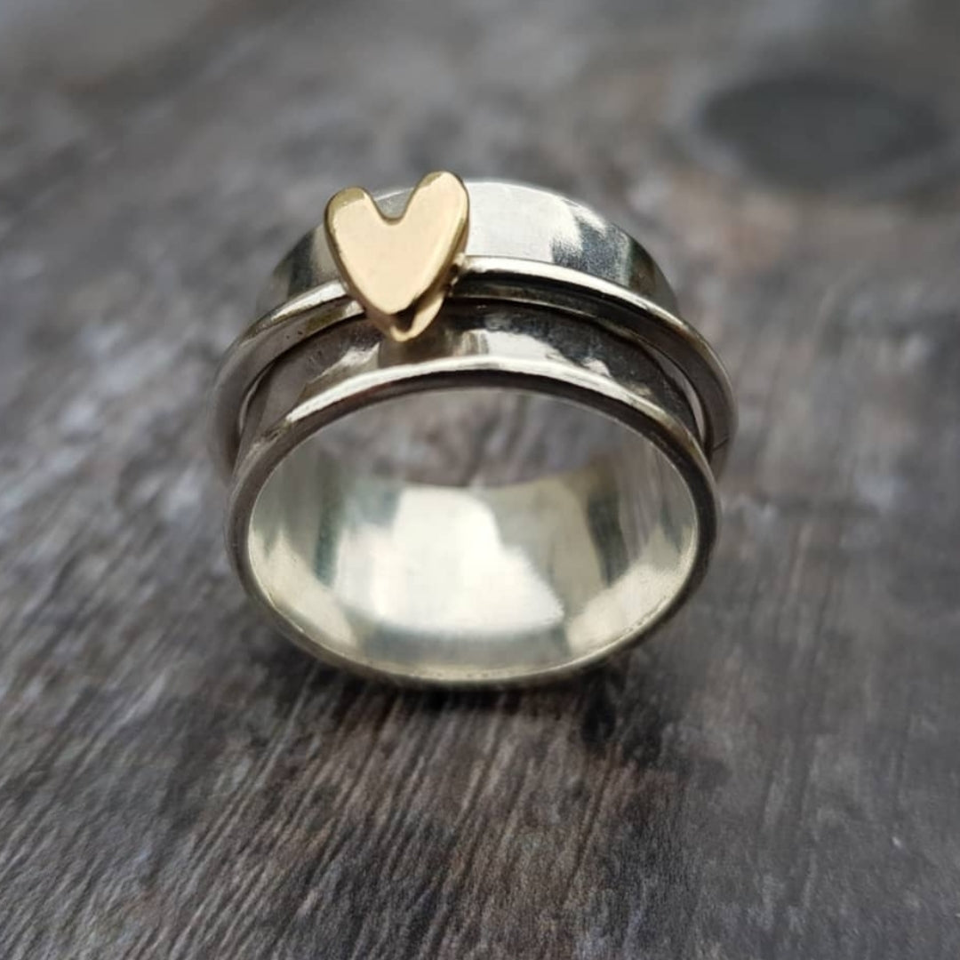 Anillo de plata con un corazón dorado de estilo vintage