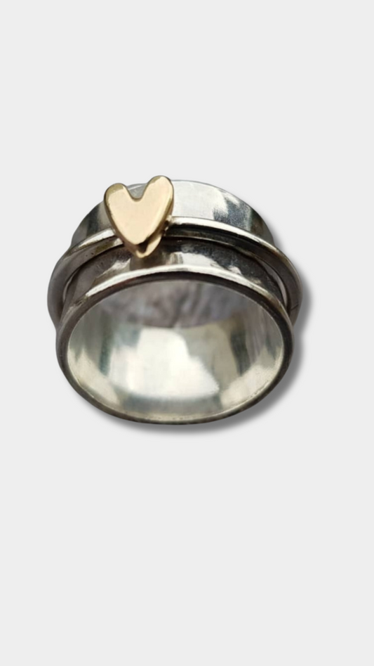 Anillo de plata con un corazón dorado de estilo vintage