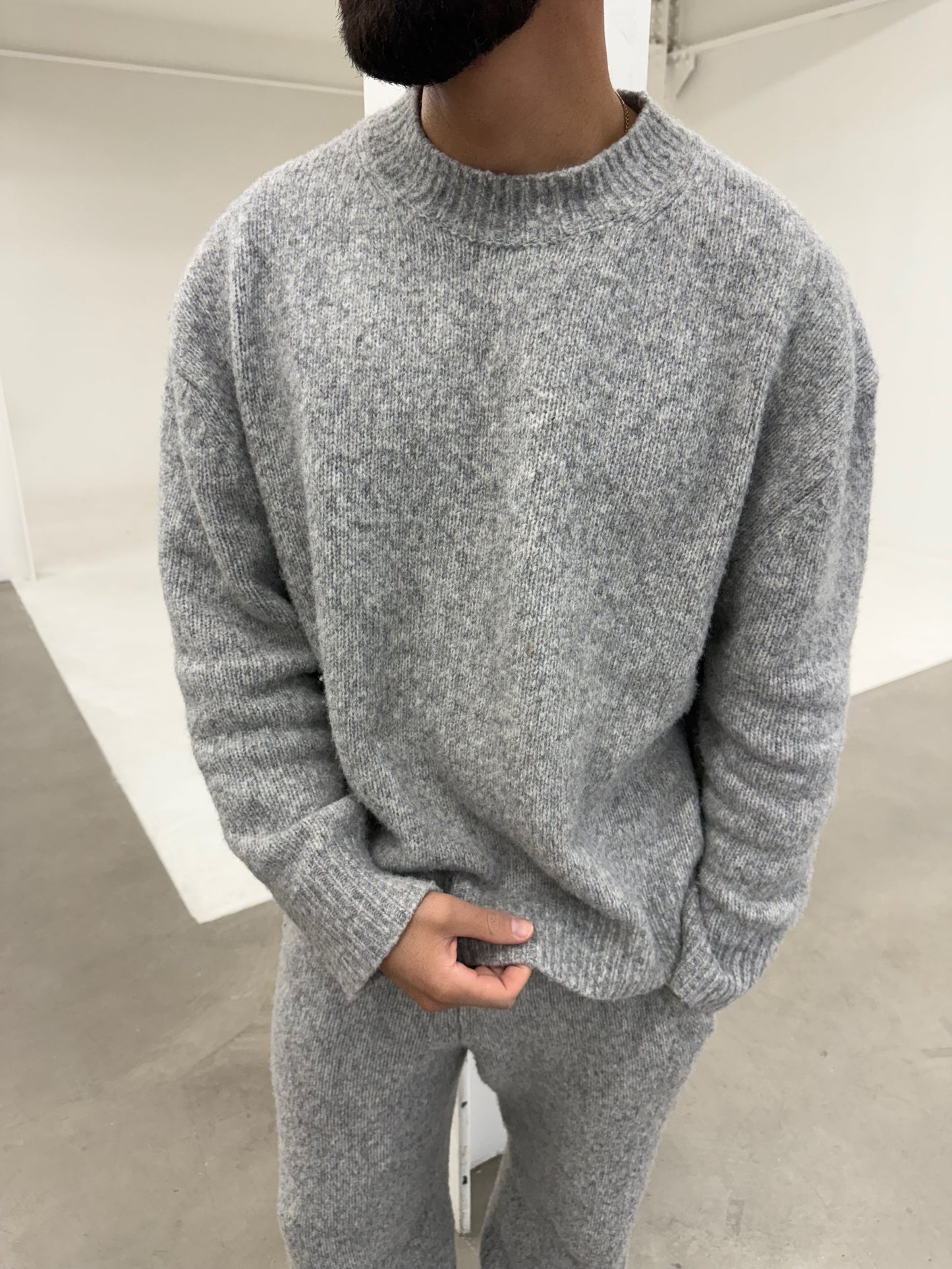 Jersey de punto acogedor en gris melane
