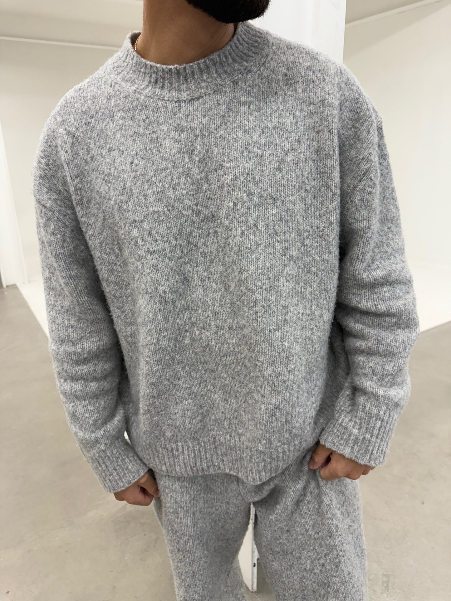 Jersey de punto acogedor en gris melane