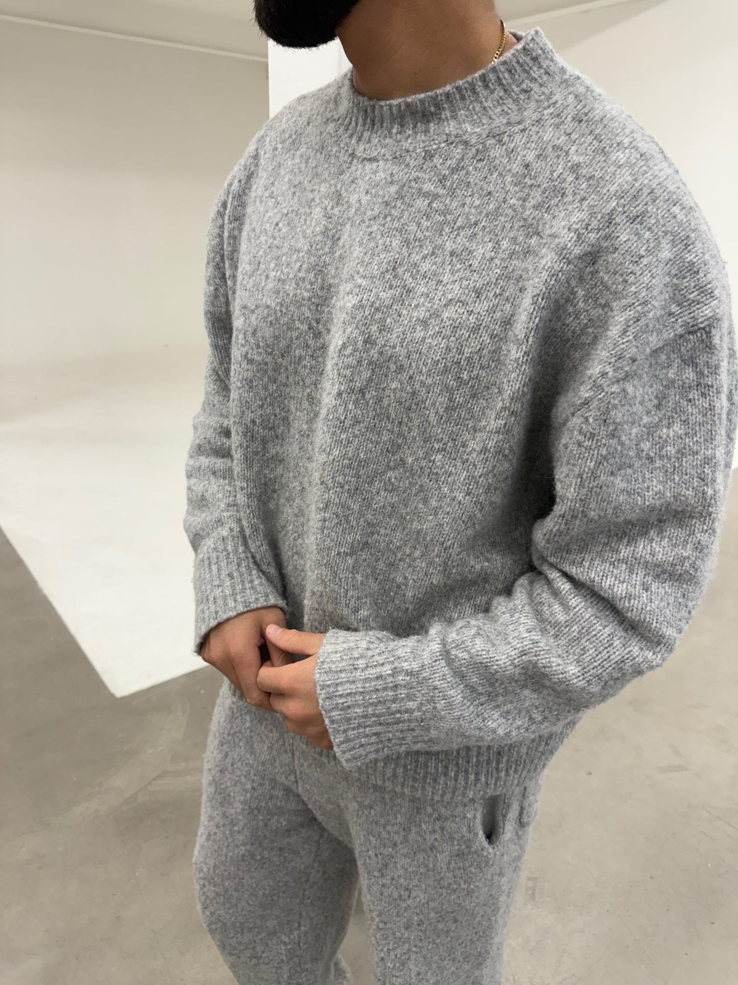 Jersey de punto acogedor en gris melane