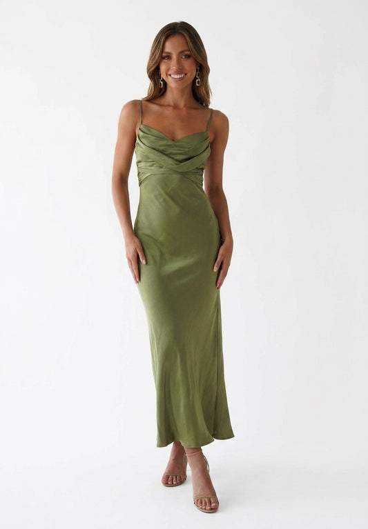 Mara vestido midi de satén suave verde oliva