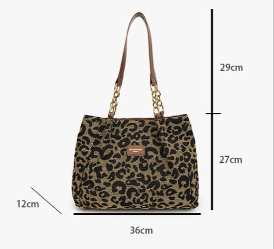 Natalia Bolso con elegante estampado de leopardo