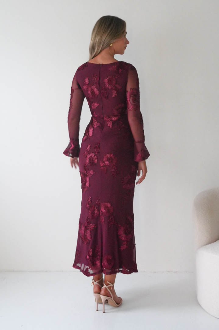 Bella vestido largo de manga larga con textura color vino