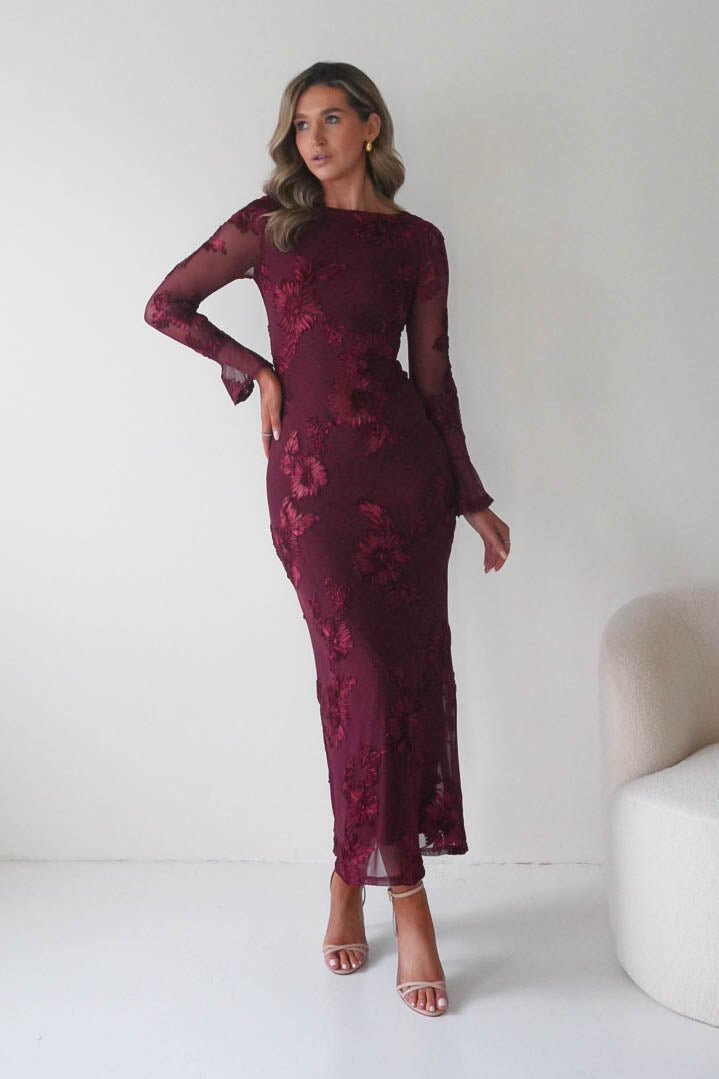 Bella vestido largo de manga larga con textura color vino