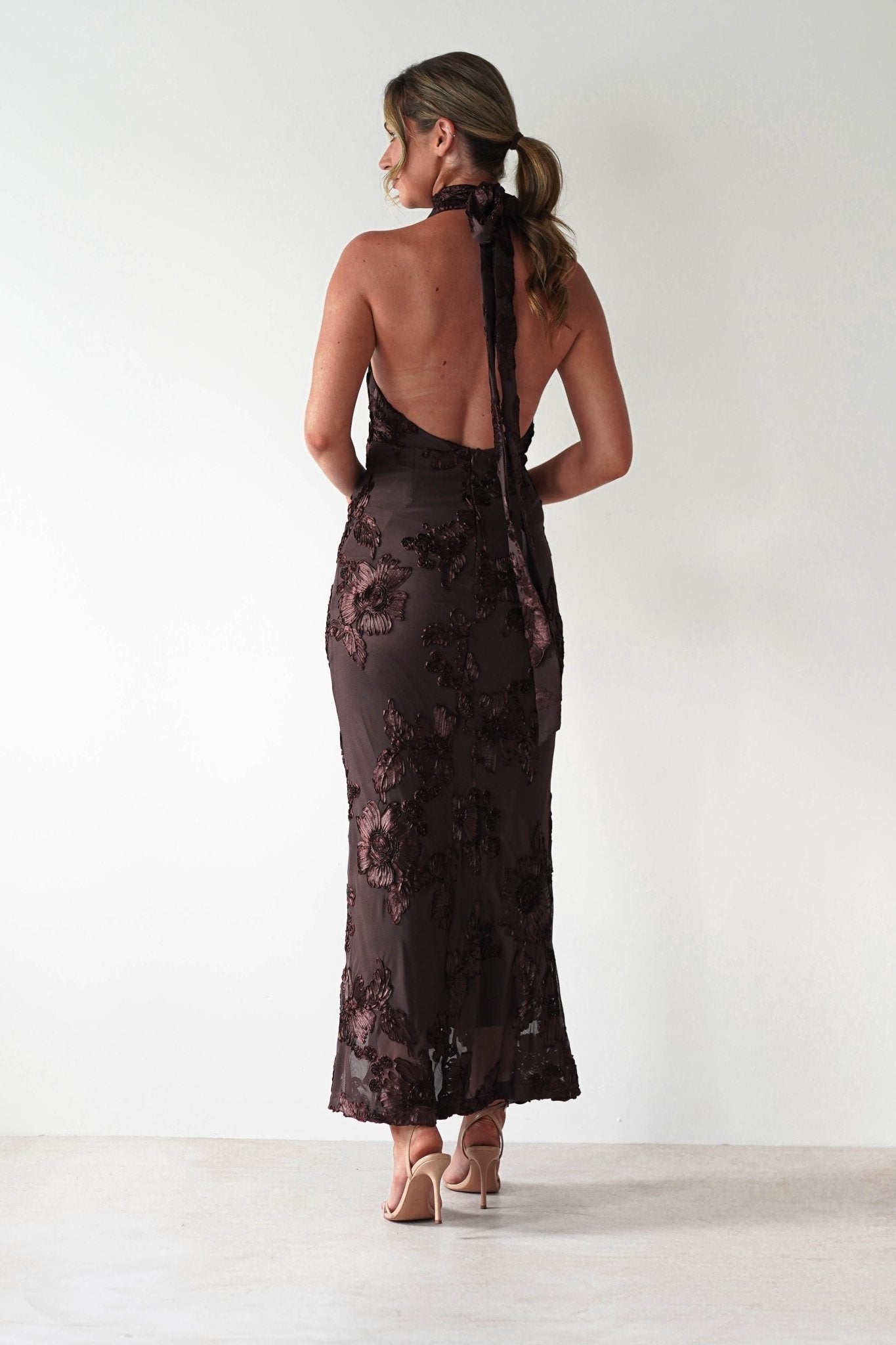 Ines vestido largo con lazos en la espalda texturizado