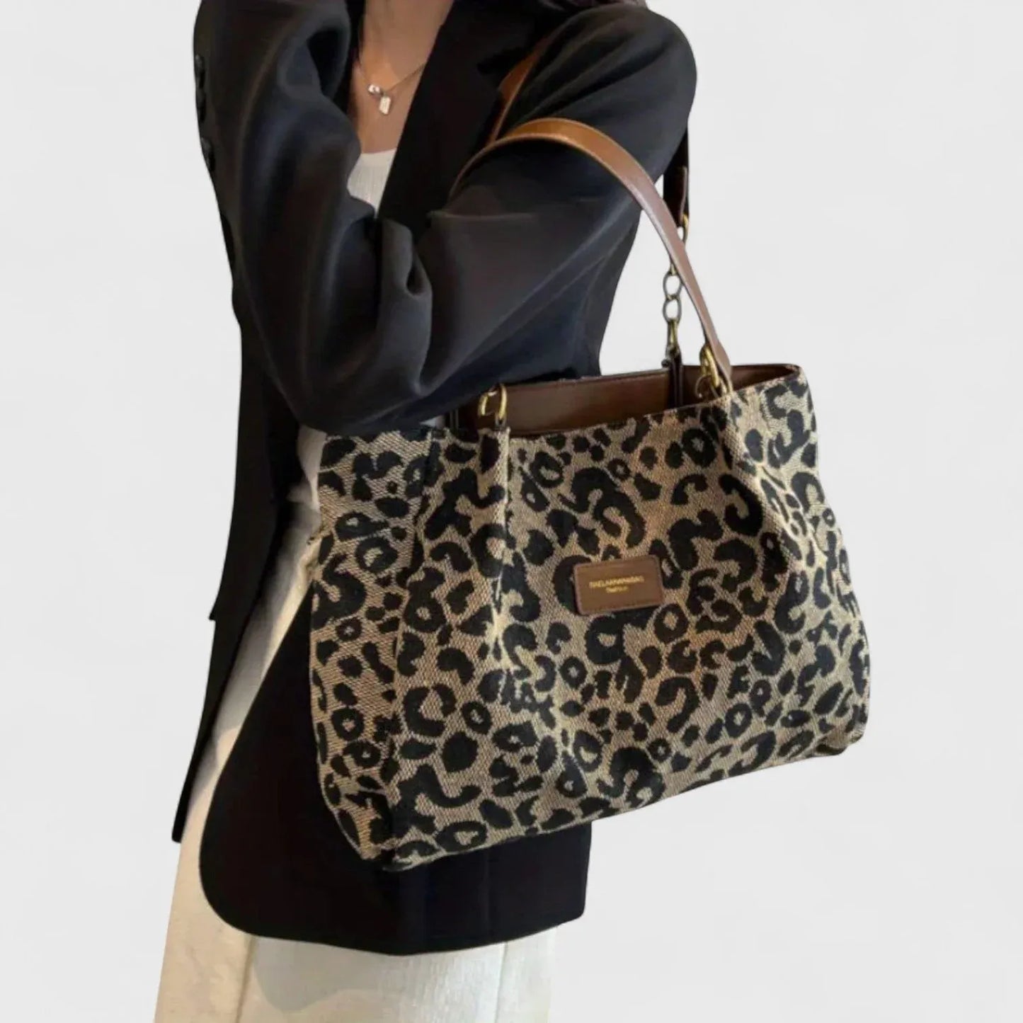 Natalia Bolso con elegante estampado de leopardo