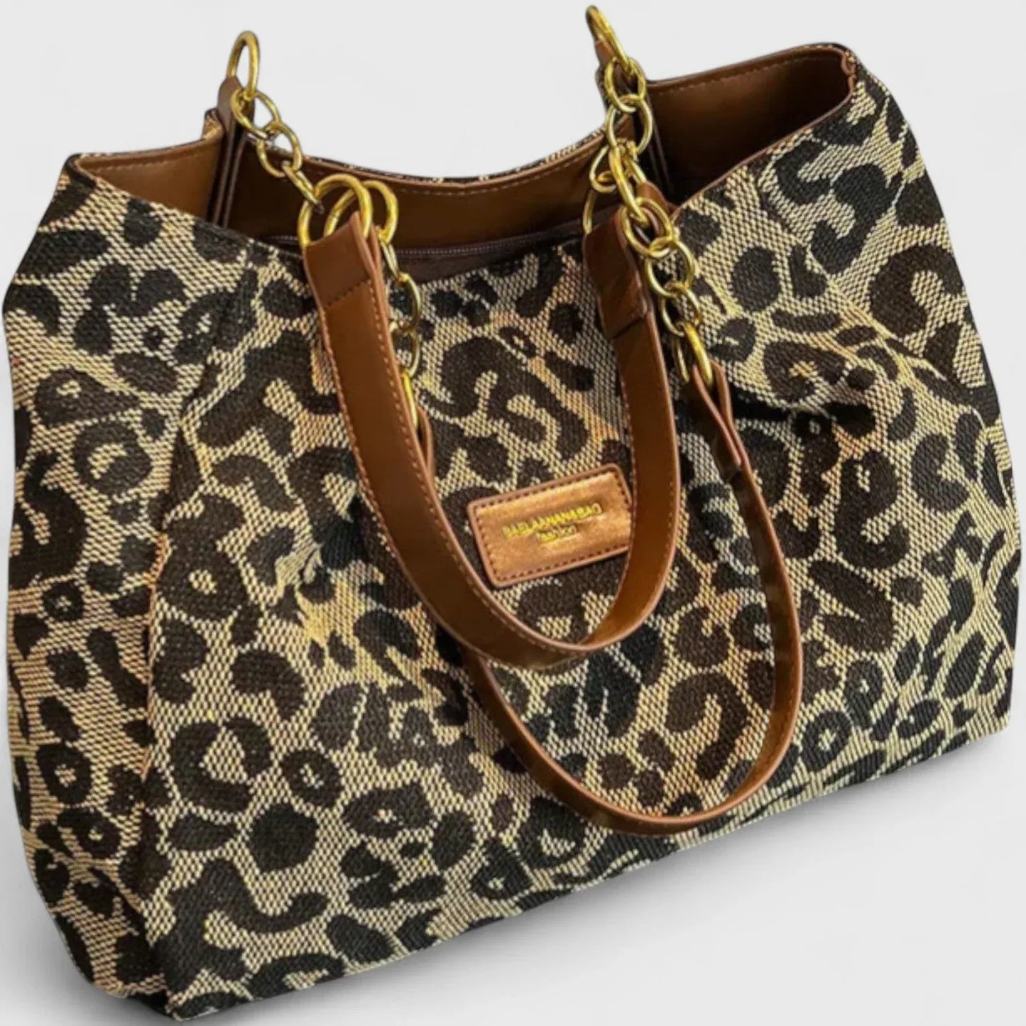 Natalia Bolso con elegante estampado de leopardo