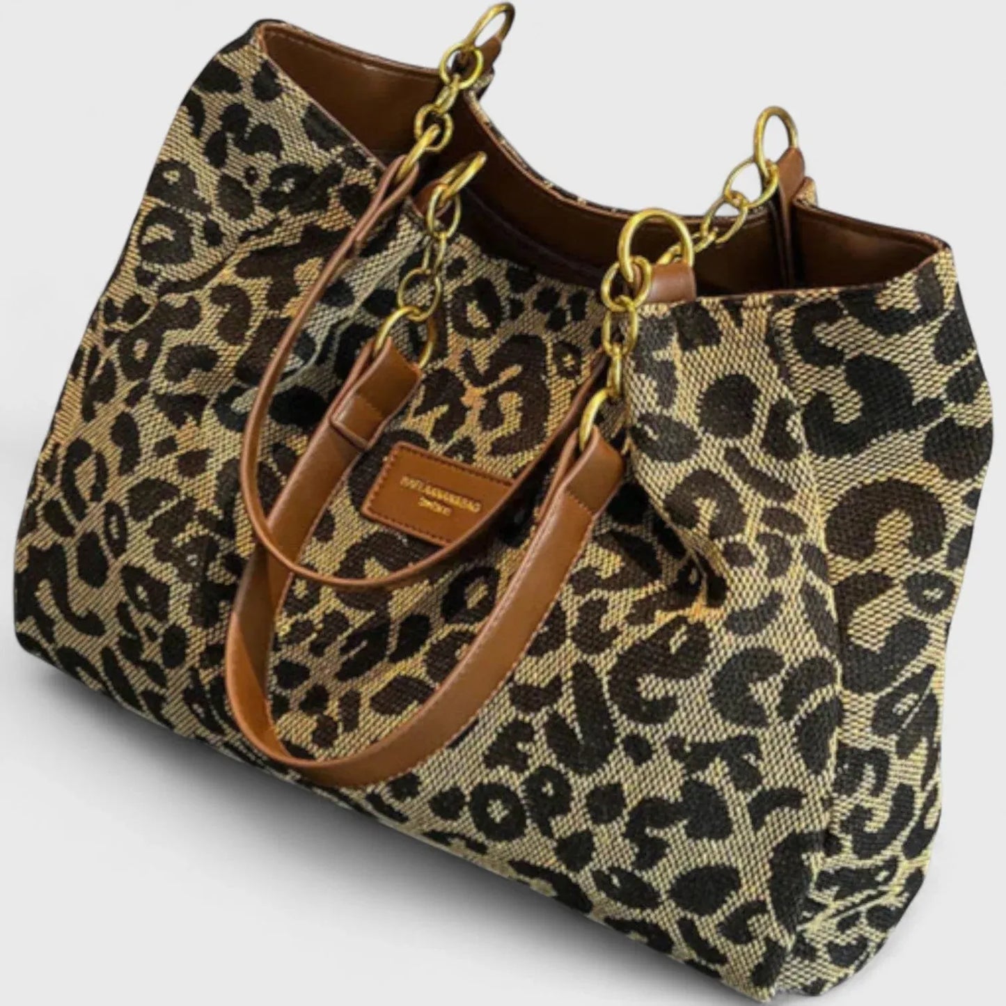 Natalia Bolso con elegante estampado de leopardo