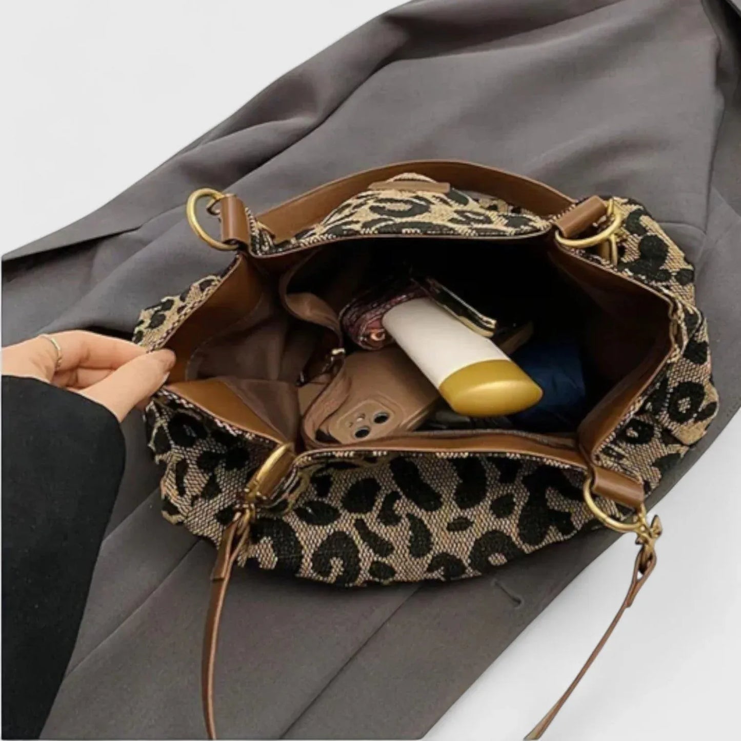 Natalia Bolso con elegante estampado de leopardo