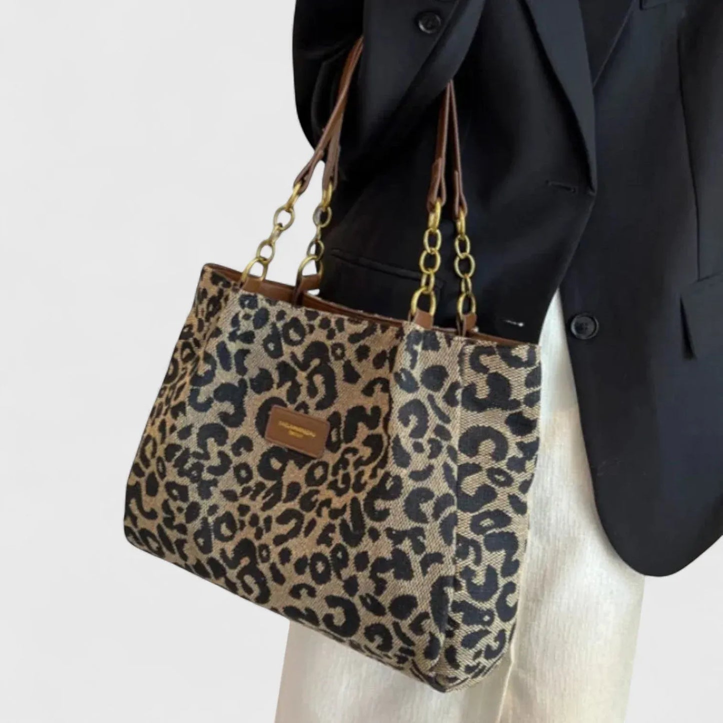 Natalia Bolso con elegante estampado de leopardo